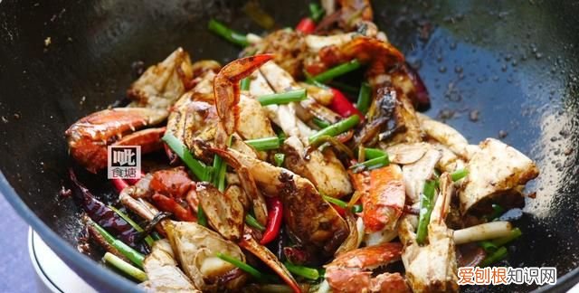 螃蟹就喜欢炒着吃,出锅鲜香美味,再喝两杯小酒太解馋了