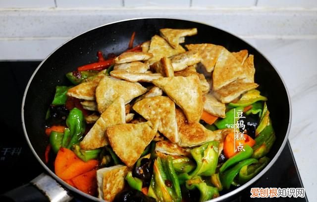 炒豆腐,加上这3样一起炒,好看又下饭的菜