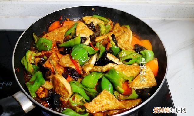 炒豆腐,加上这3样一起炒,好看又下饭的菜