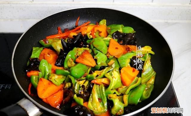 炒豆腐,加上这3样一起炒,好看又下饭的菜