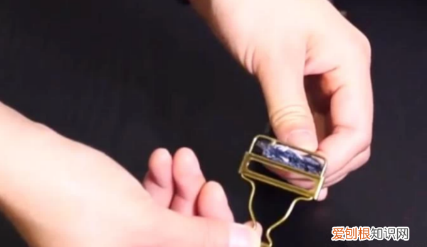 牛仔裙的扣子怎么装，牛仔衣的金属纽扣该如何安装