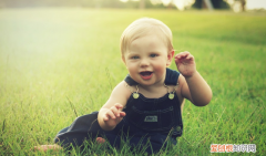 孩子对各种有毒昆虫感兴趣,夏季儿童要小心的昆虫