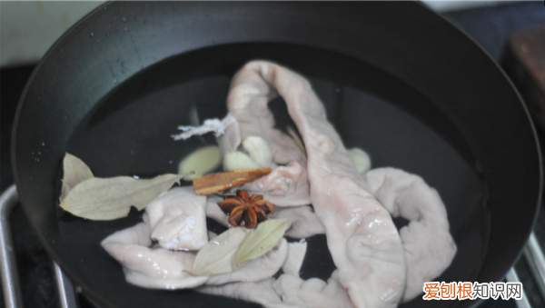 干煸肥肠怎么做，正宗的四川菜:干煸肥肠怎么做好吃