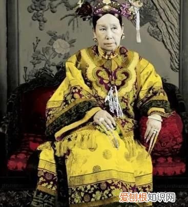 清朝妃子手上戴的指甲是什么意思