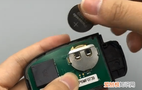 高尔夫车钥匙怎么换电池,大众高尔夫汽车钥匙怎么换电池