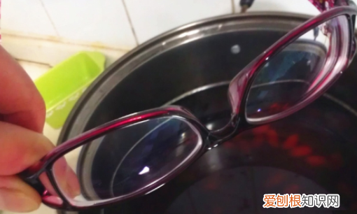 如何防止戴口罩时眼镜起雾