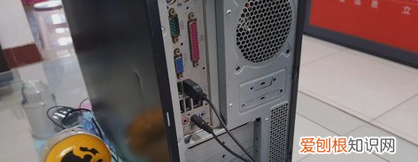 音响插在电脑哪个位置，音响的线应该插在电脑哪里
