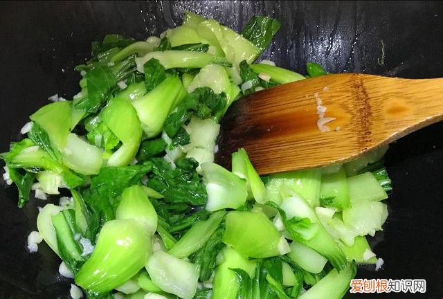 青菜如何炒翠绿不变黄,青菜不焯水直接炒怎么能又脆又绿