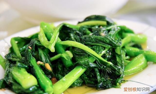 青菜如何炒翠绿不变黄,青菜不焯水直接炒怎么能又脆又绿