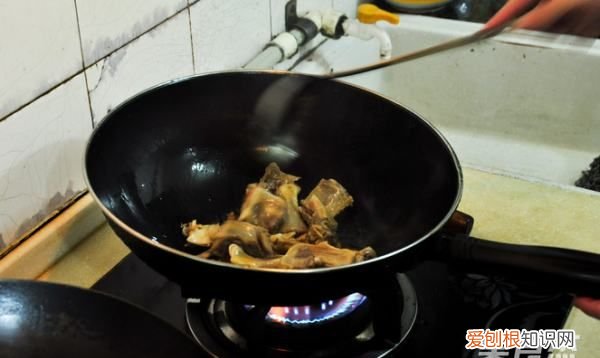 冬笋焖板鸭的做法，板鸭冬笋炖汤的做法大全