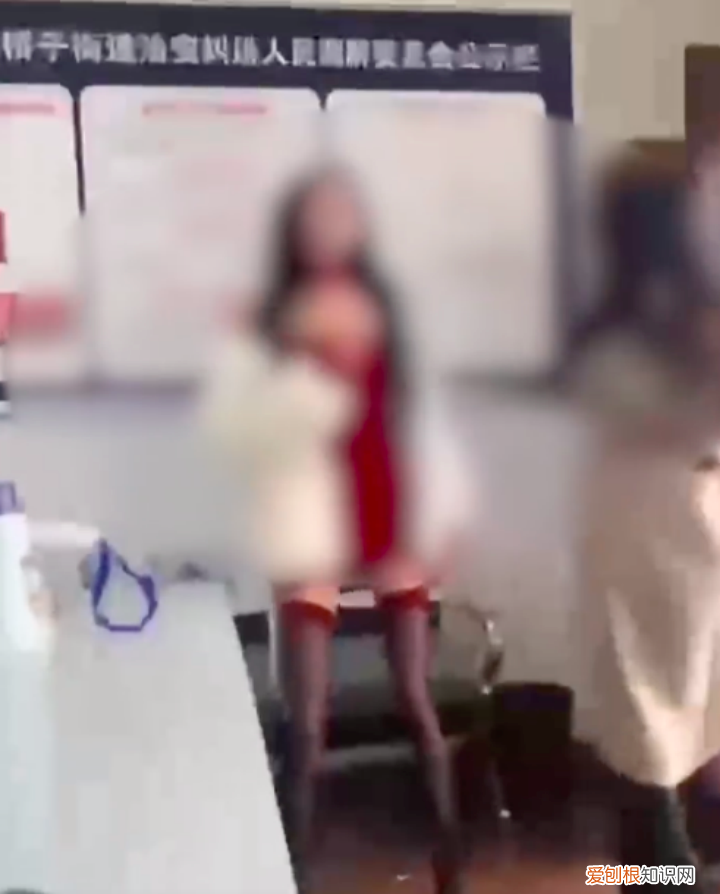 调短裙美女热舞