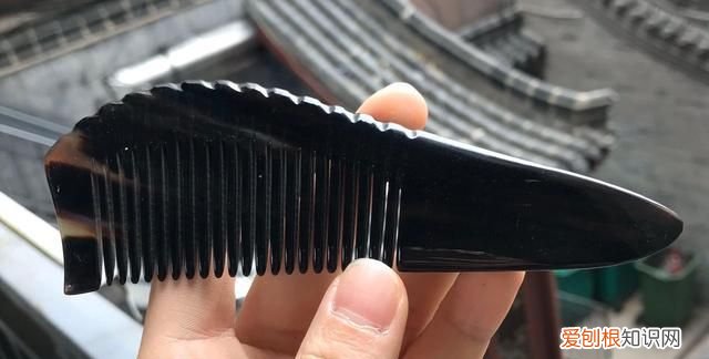 牛角梳为什么不能沾水,为什么木梳沾水脱色了