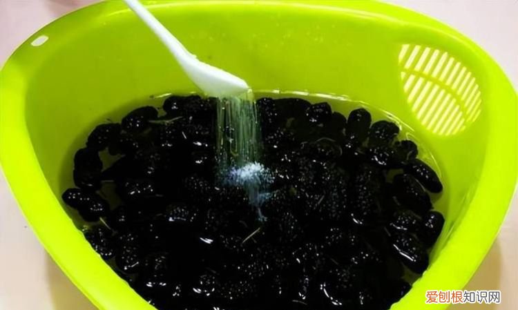 桑果汁在衣服上怎么洗，真丝衣服弄上油渍果汁怎么清洗