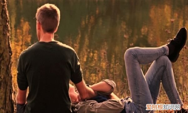 情侣查岗是什么意思，女朋友说要查岗是什么意思