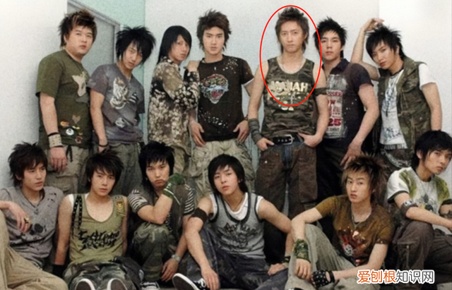 韩庚抱小孩 韩庚捧妻子孕肚二人恩爱出镜