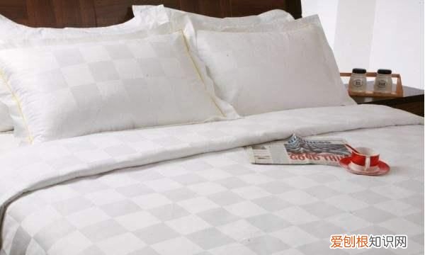 床单上的油渍怎样快速清除，床单上有分泌物应该怎么洗