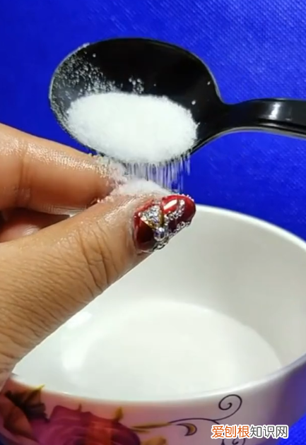 手上粘了万能胶水怎么洗掉,地板上占了万能胶应怎么样能清洗掉