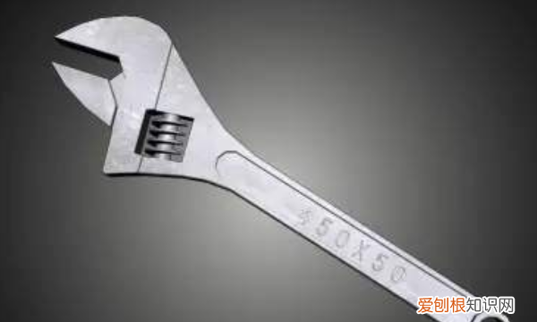 用扳手是抓哪里，扳手的使用方法