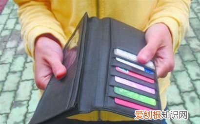 捡到警察证该怎么办，我捡到一张身份证我要怎么处理