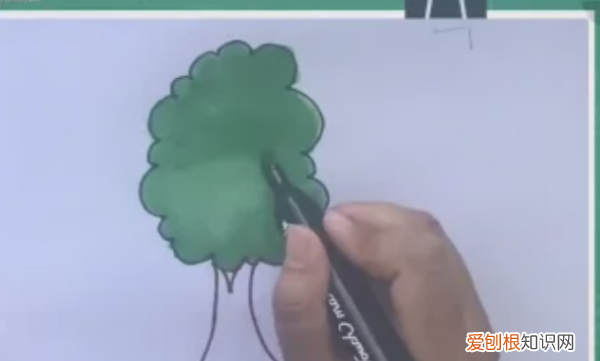 大树怎么画素描简单，怎么画一颗大树的铅笔画