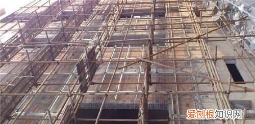 脚手架搭设时应遵守什么