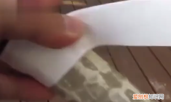 怎么缠网球拍的吸汗带,网球拍吸汗带缠法图解