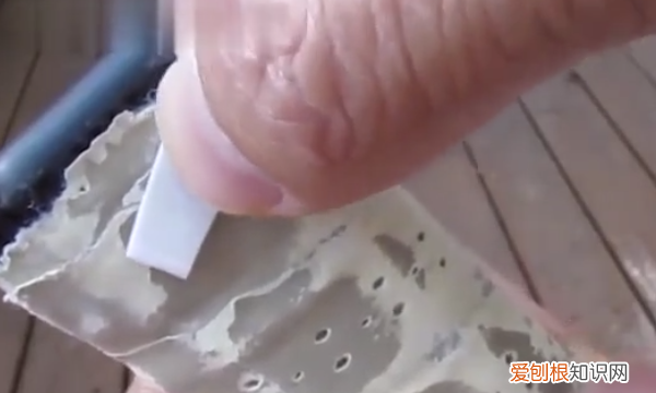 怎么缠网球拍的吸汗带,网球拍吸汗带缠法图解