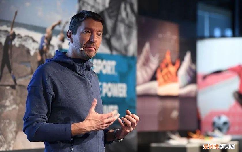 阿迪达斯猎鹰足球鞋