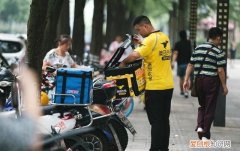 智能头盔让外卖小哥更安全,10万骑手用上智能头盔功能太酷炫