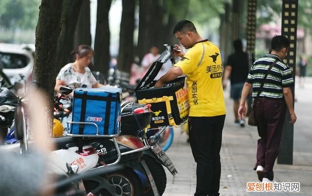 智能头盔让外卖小哥更安全,10万骑手用上智能头盔功能太酷炫