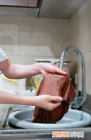 红墨水怎么洗掉，衣服上弄上红墨水怎么去除