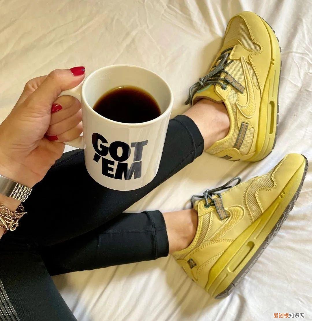 弹簧鞋巴黎世家