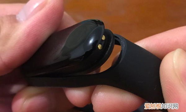 小米手环3怎么充电，小米3手环怎么充电图解