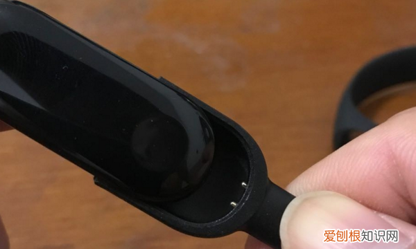 小米手环3怎么充电，小米3手环怎么充电图解