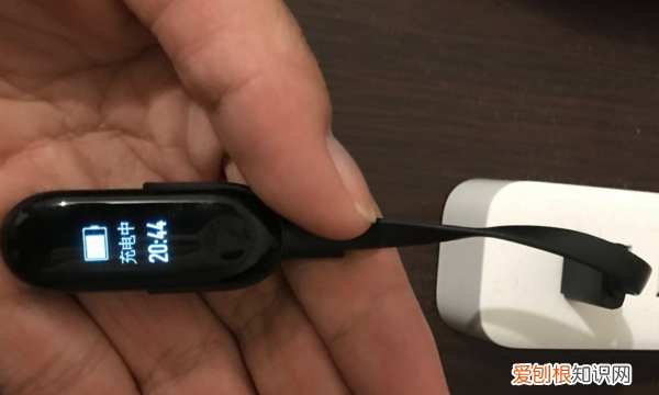 小米手环3怎么充电，小米3手环怎么充电图解