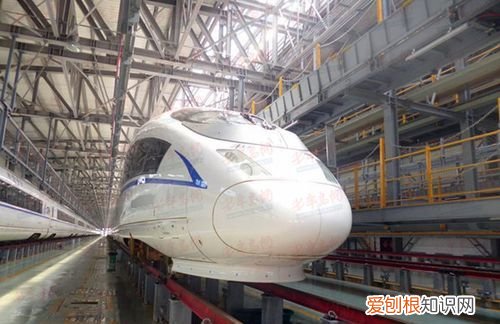 高铁减速玻璃什么原理，高铁车上看外面为什么不快