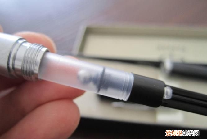 钢笔吸墨水是利用了什么原理