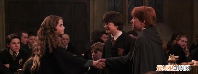 哈利波特赫敏为什么会喜欢罗恩