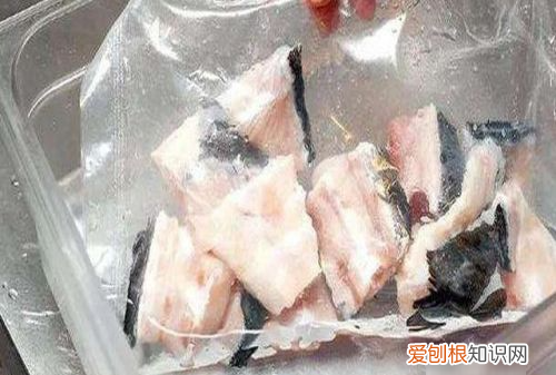 如何快速将冻鱼解冻，冻鱼怎么解冻快还新鲜