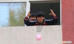 鸡蛋从三楼摔下去怎样不会碎