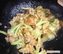 炒菜花需要焯水吗，炒梅花肉需要焯水