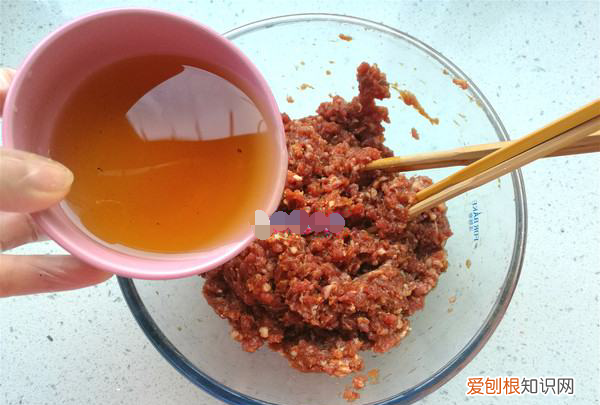 牛肉馅怎么做,家庭牛肉丸子的做法