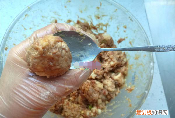 牛肉馅怎么做,家庭牛肉丸子的做法