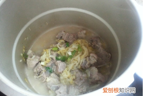 东北炖酸菜的做法，东北酸菜的做法最正宗的做法视频套塑料袋