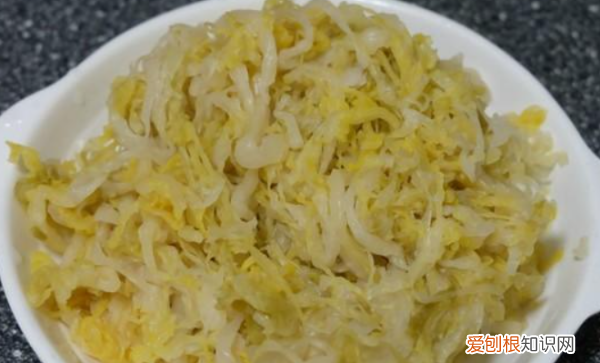 东北炖酸菜的做法，东北酸菜的做法最正宗的做法视频套塑料袋