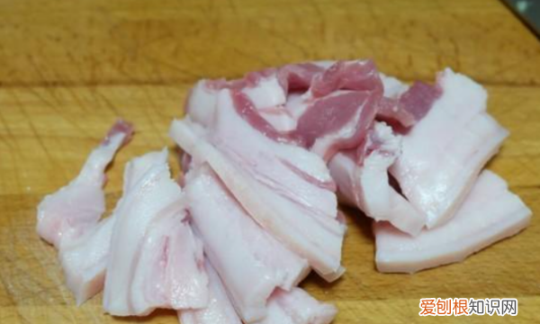 东北炖酸菜的做法，东北酸菜的做法最正宗的做法视频套塑料袋