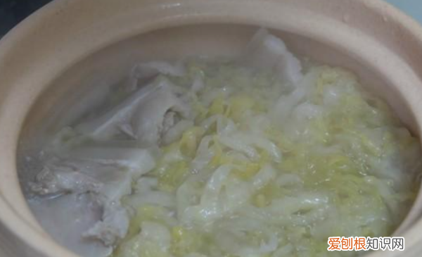 东北炖酸菜的做法，东北酸菜的做法最正宗的做法视频套塑料袋