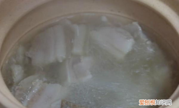 东北炖酸菜的做法，东北酸菜的做法最正宗的做法视频套塑料袋