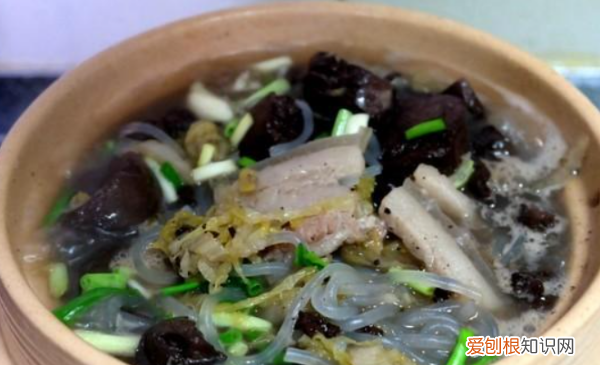 东北炖酸菜的做法，东北酸菜的做法最正宗的做法视频套塑料袋