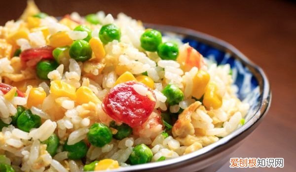 蒸熟的米饭怎么炒好吃，刚蒸的米饭如何快速做炒米饭